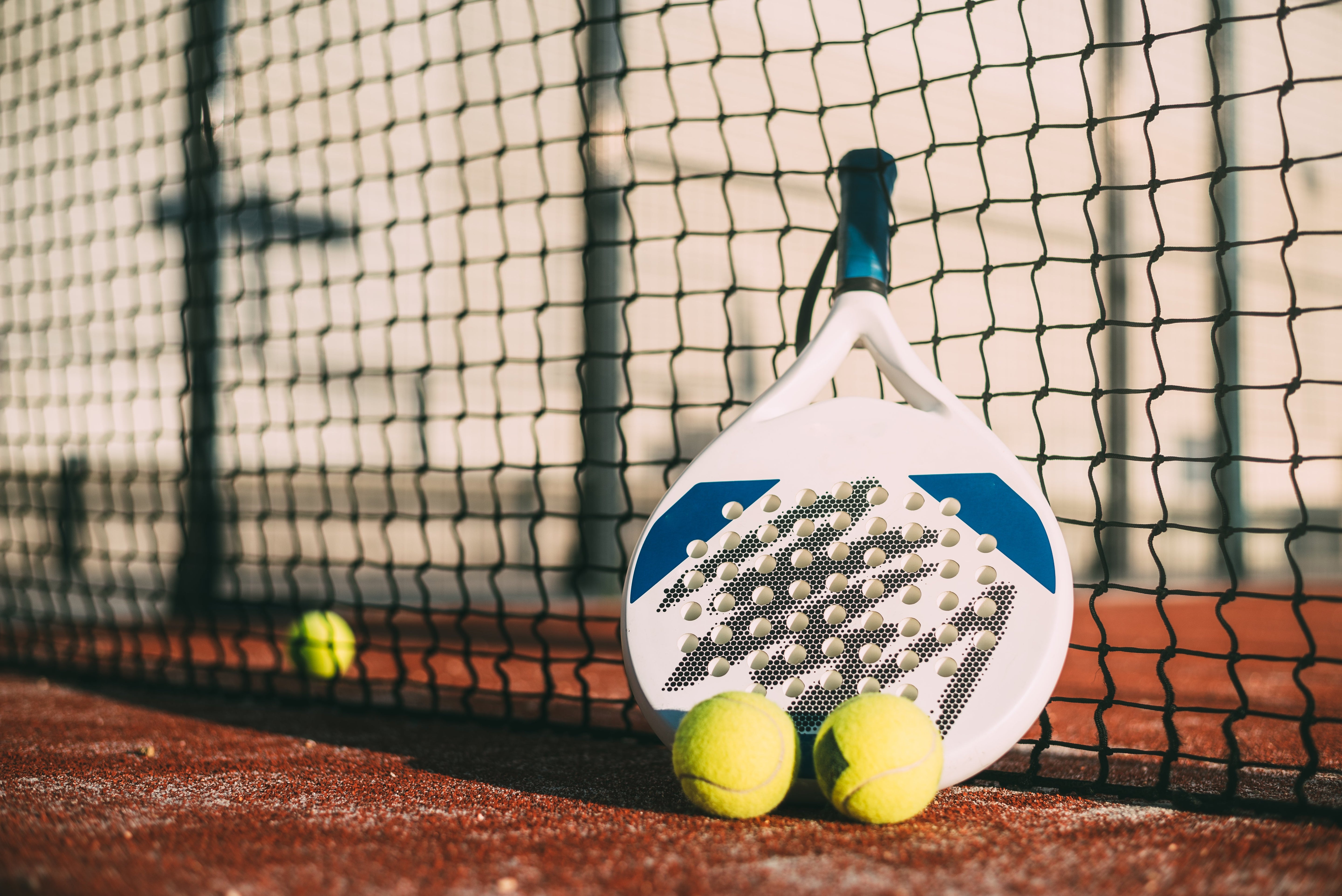 Comment choisir sa raquette de padel : le guide complet